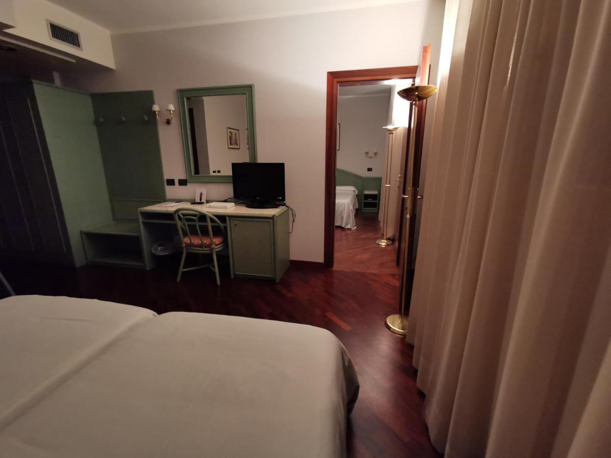 Hotel Le Ville Modena Buitenkant foto