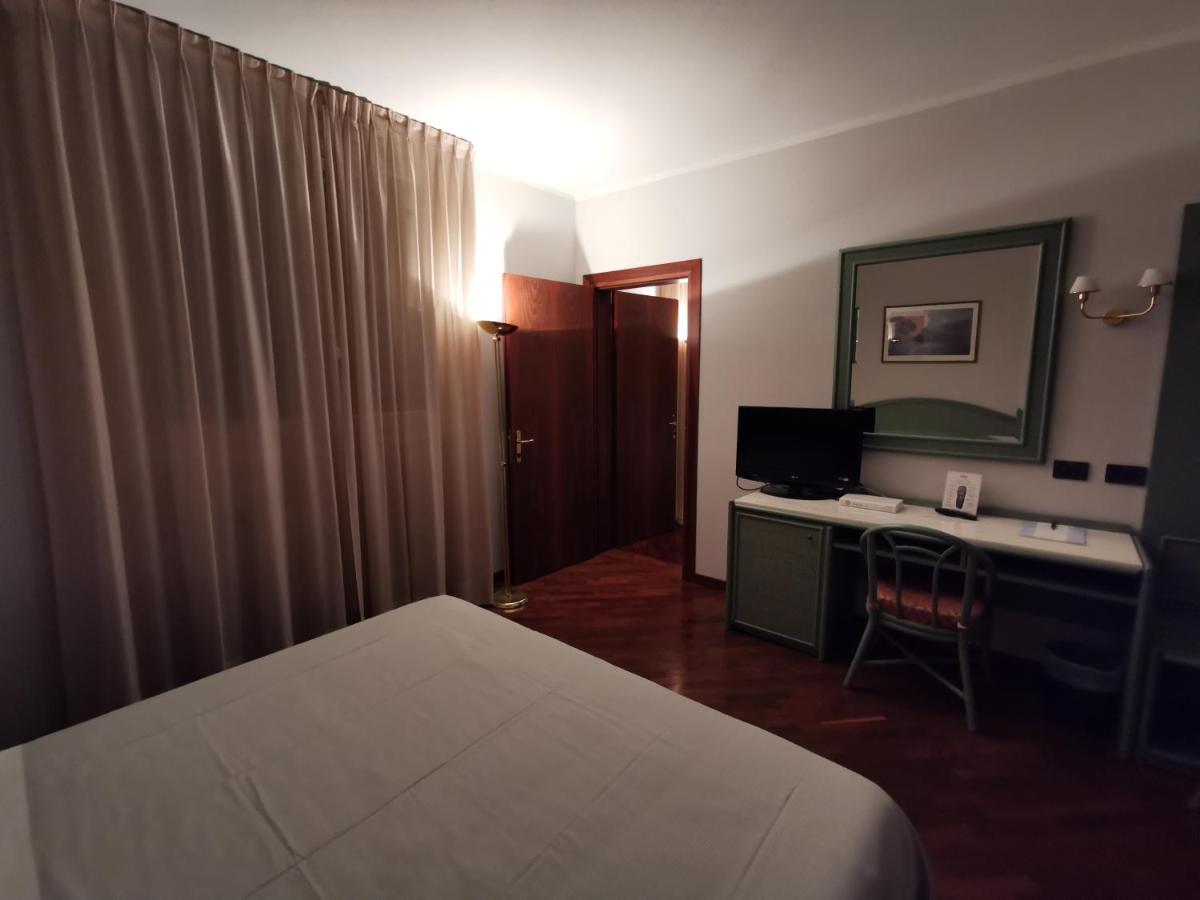 Hotel Le Ville Modena Buitenkant foto