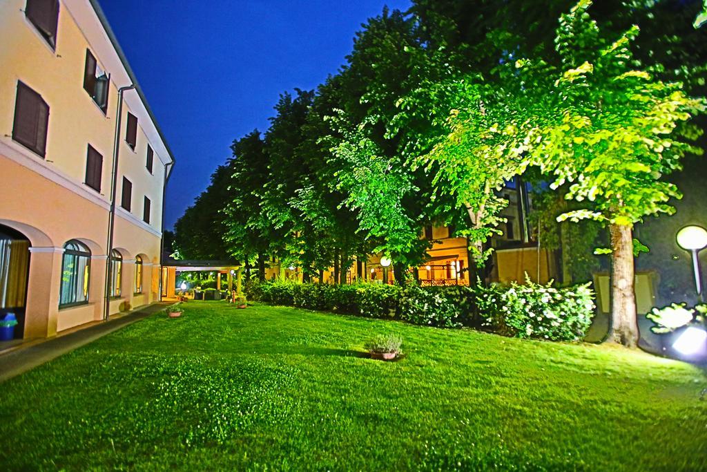 Hotel Le Ville Modena Buitenkant foto