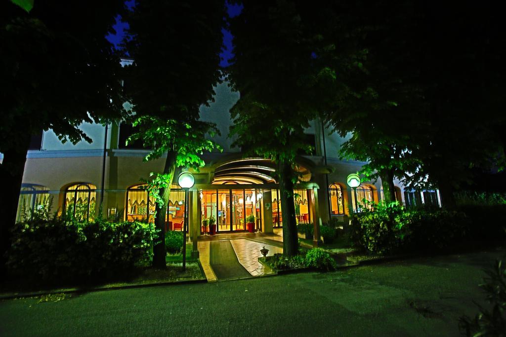 Hotel Le Ville Modena Buitenkant foto