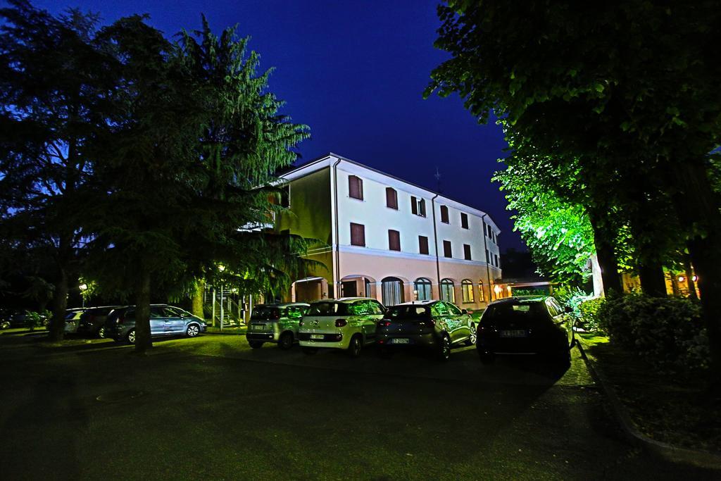 Hotel Le Ville Modena Buitenkant foto