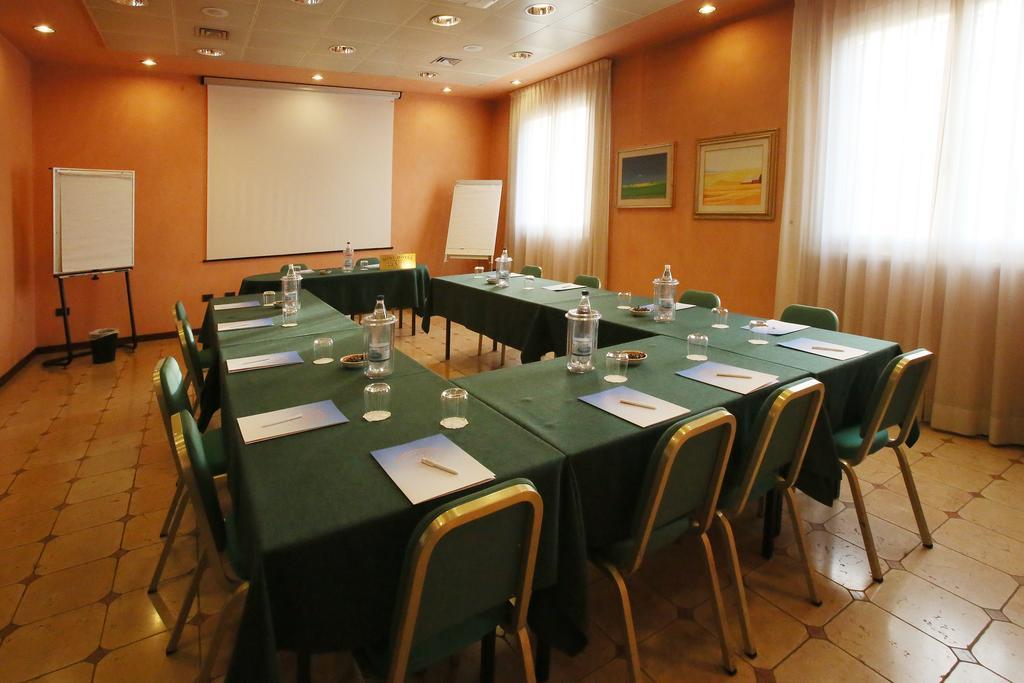 Hotel Le Ville Modena Buitenkant foto