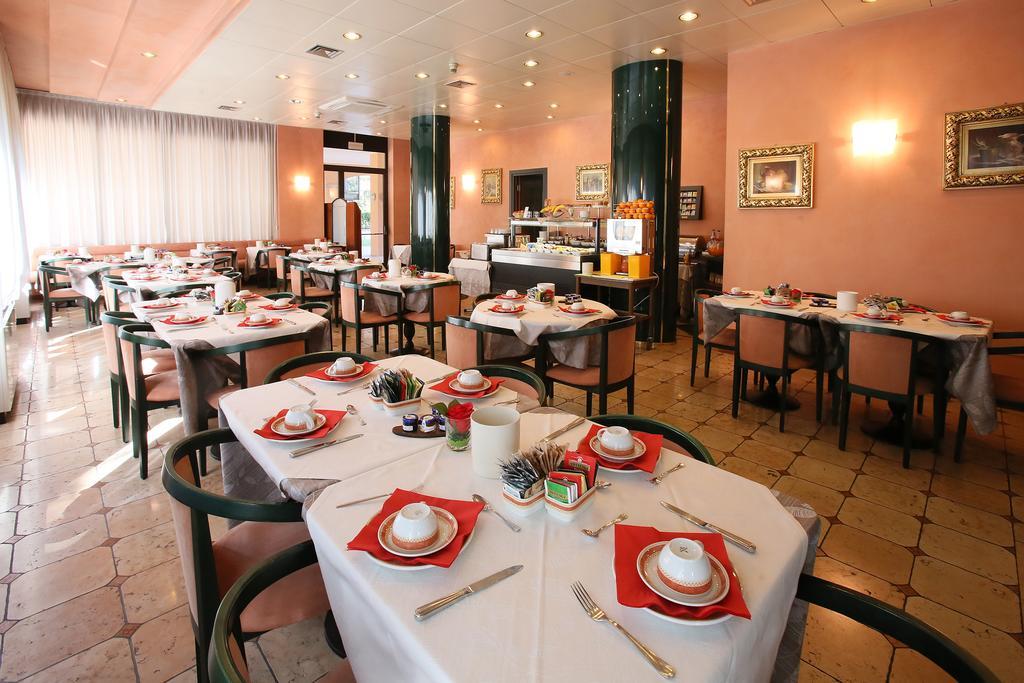 Hotel Le Ville Modena Buitenkant foto